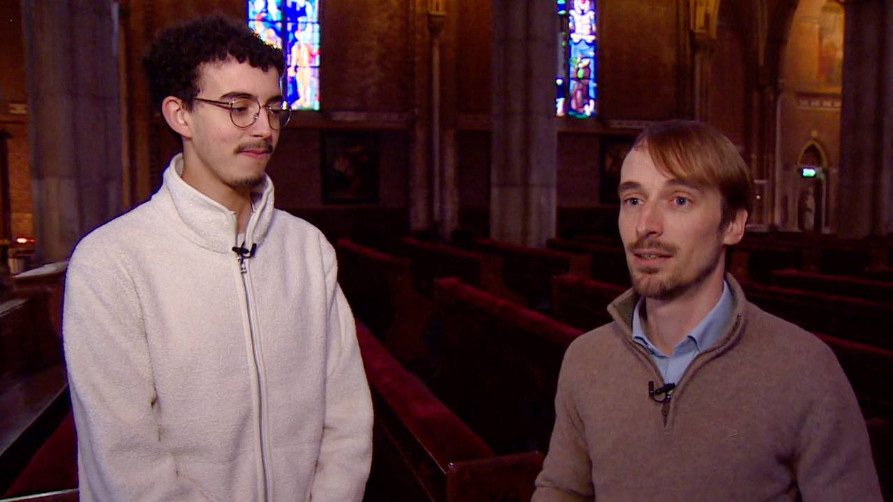 Amjad (links) en Jordi (rechts) in de Sint Catharinakerk in Eindhoven.