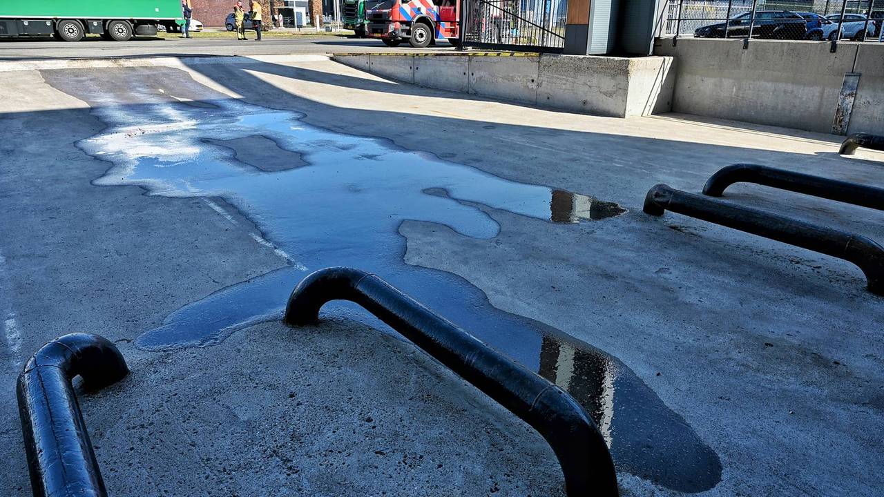 Honderden liters diesel stromen uit vrachtwagen na botsing.