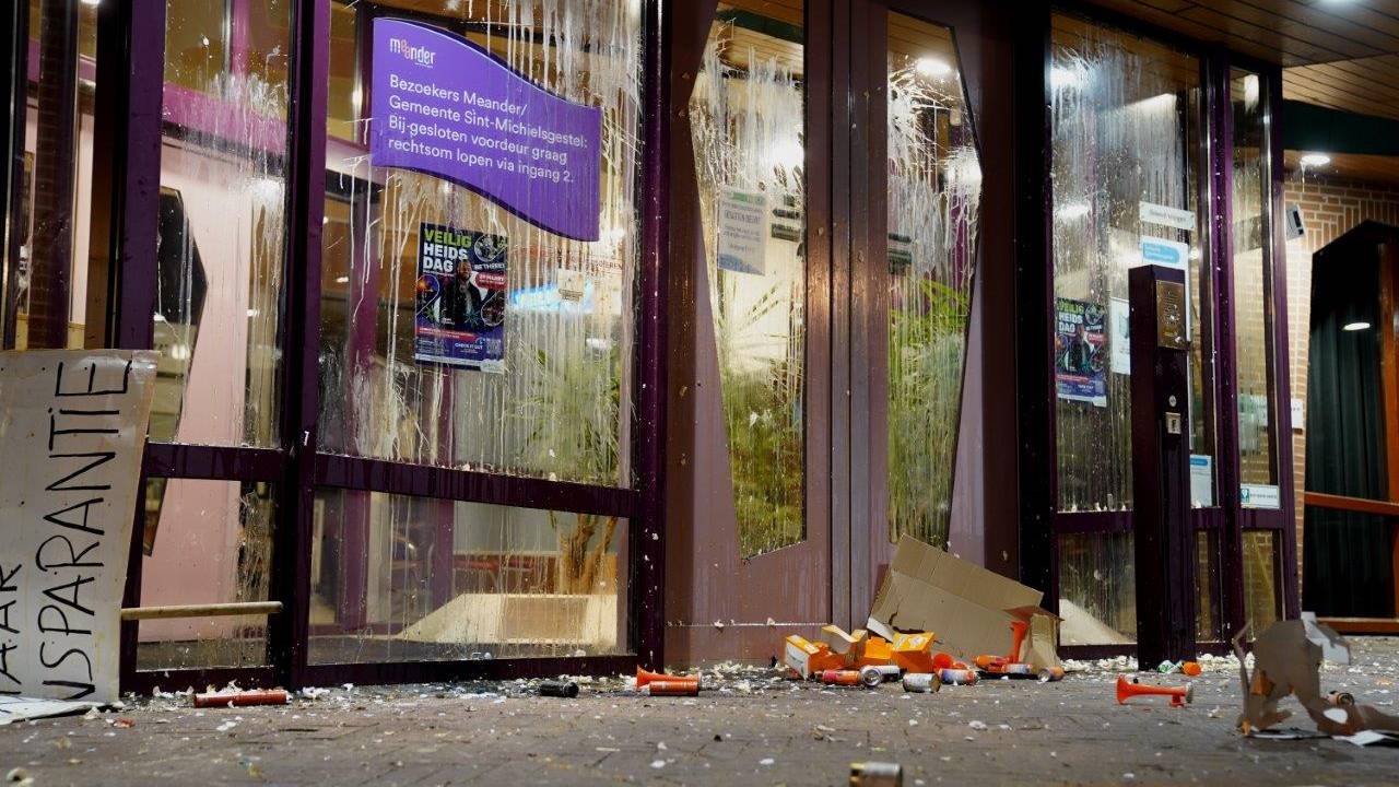 Het gemeentehuis werd bekogeld met eieren en vuurwerk (foto: Bart Meesters/Persbureau Heitink).