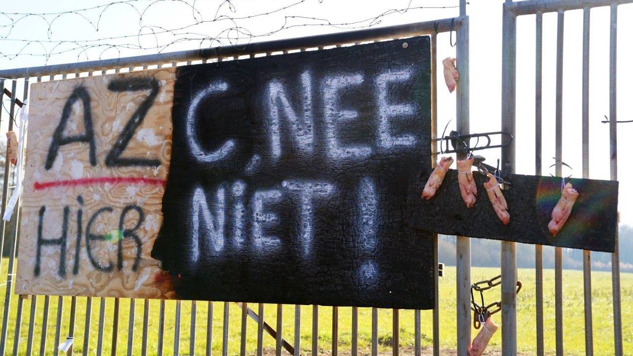 Het college en de gemeenteraad trekken de stekker uit het azc in Berlicum na de uit de hand gelopen protesten van vorige week  (foto: Bart Meesters / Persbureau Heitink).