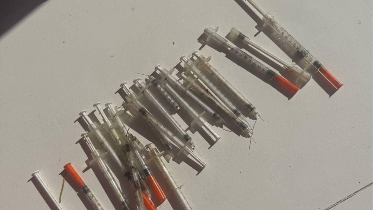 De spuiten die gevonden zijn (foto: HeezeLeende24).