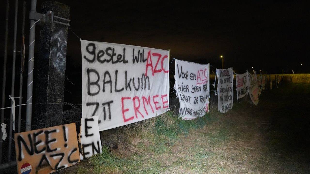 Spandoeken tegen de komst van een azc in Berlicum