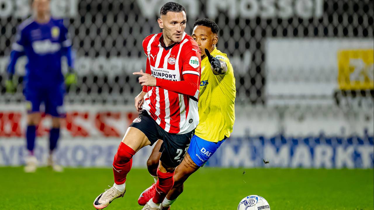 Lucas Pérez in actie tegen RKC Waalwijk (foto: ANP).