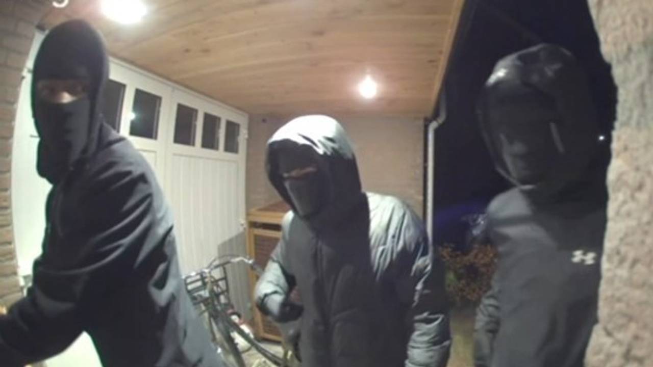 De overvallers voor het huis van Bart en Sara (beeld: Opsporing Verzocht).