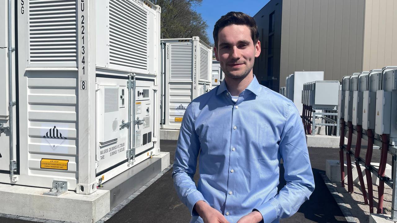 Directeur Paul van Acht op een van de grootste energieopslagsystemen uit de omgeving (foto: Raymond Merkx).