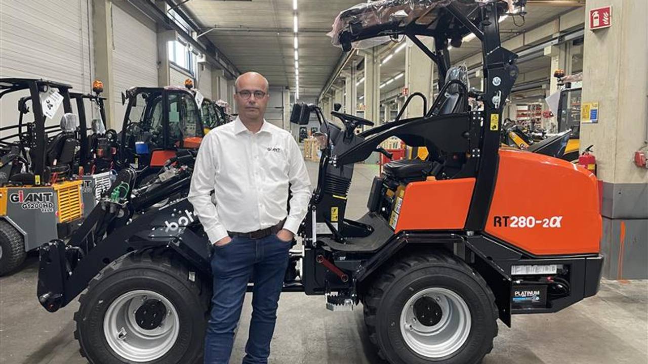 Directeur Toine Brock met de shovel die werd gekopieerd door een Chinees bedrijf (foto: René van Hoof).