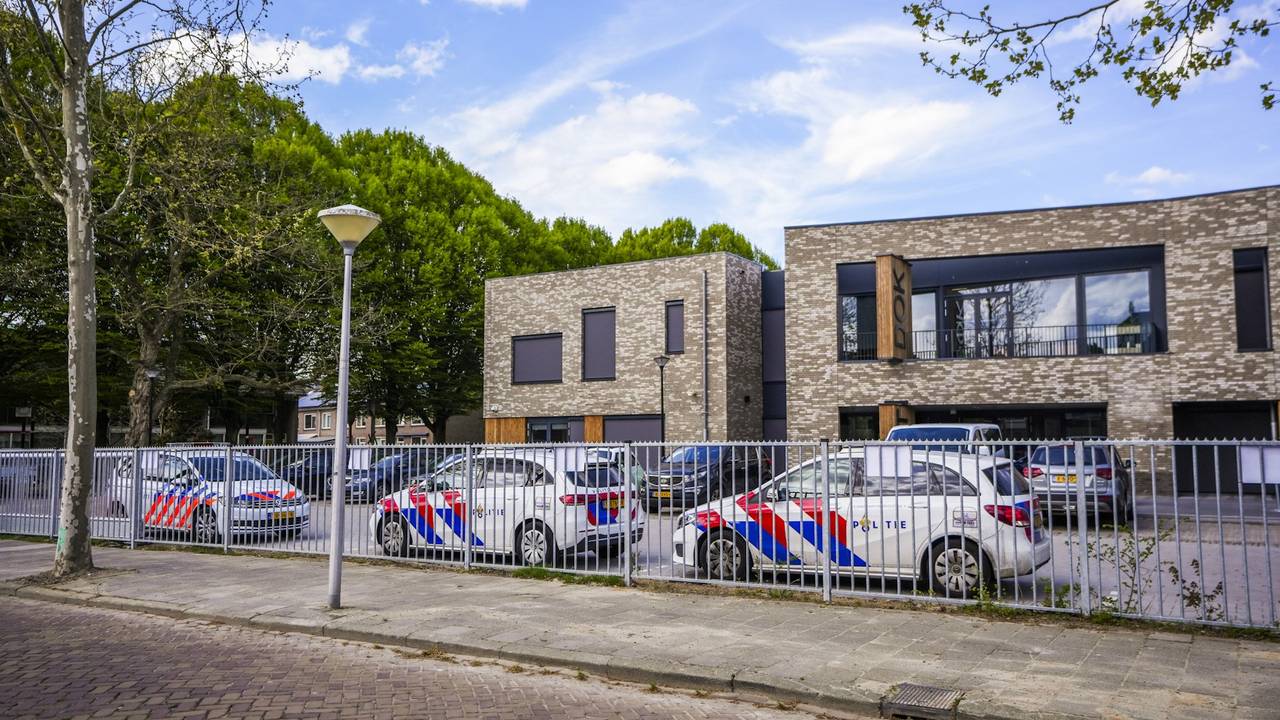 Politieauto's bij Het Dok nadat leerlingen beschoten werden (foto: SQ Vision).