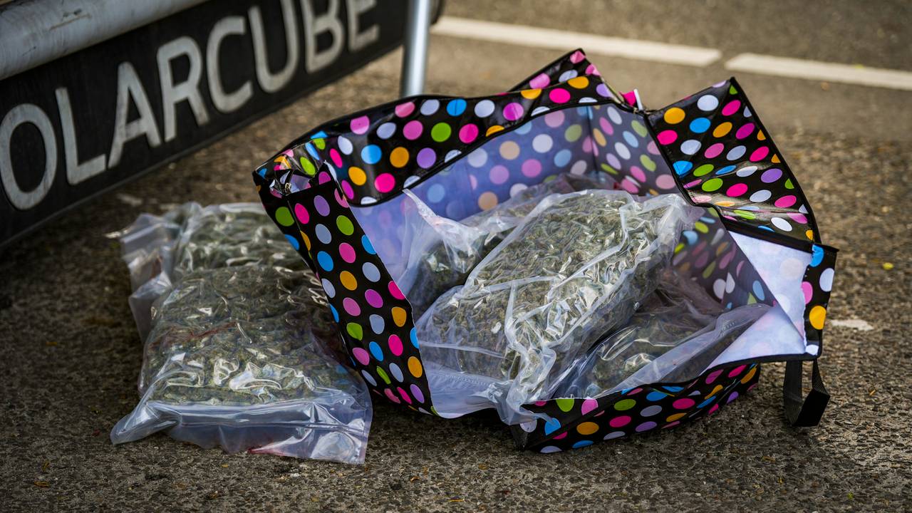 Drugs bij de vrachtwagen (foto: SQ Vision)