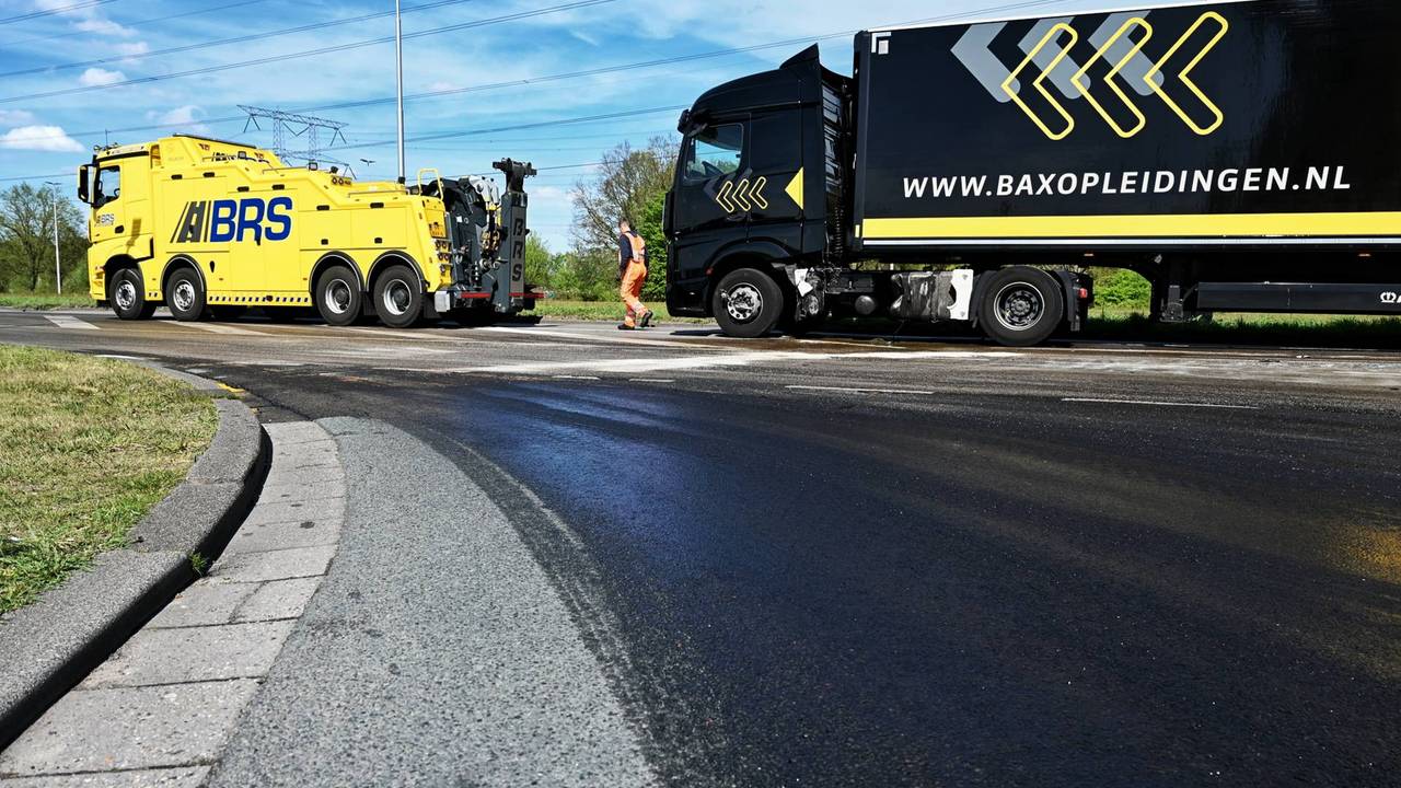 De lesvrachtwagen verloor honderden liters diesel door de klap (foto: Toby de Kort / Persbureau Heitink).