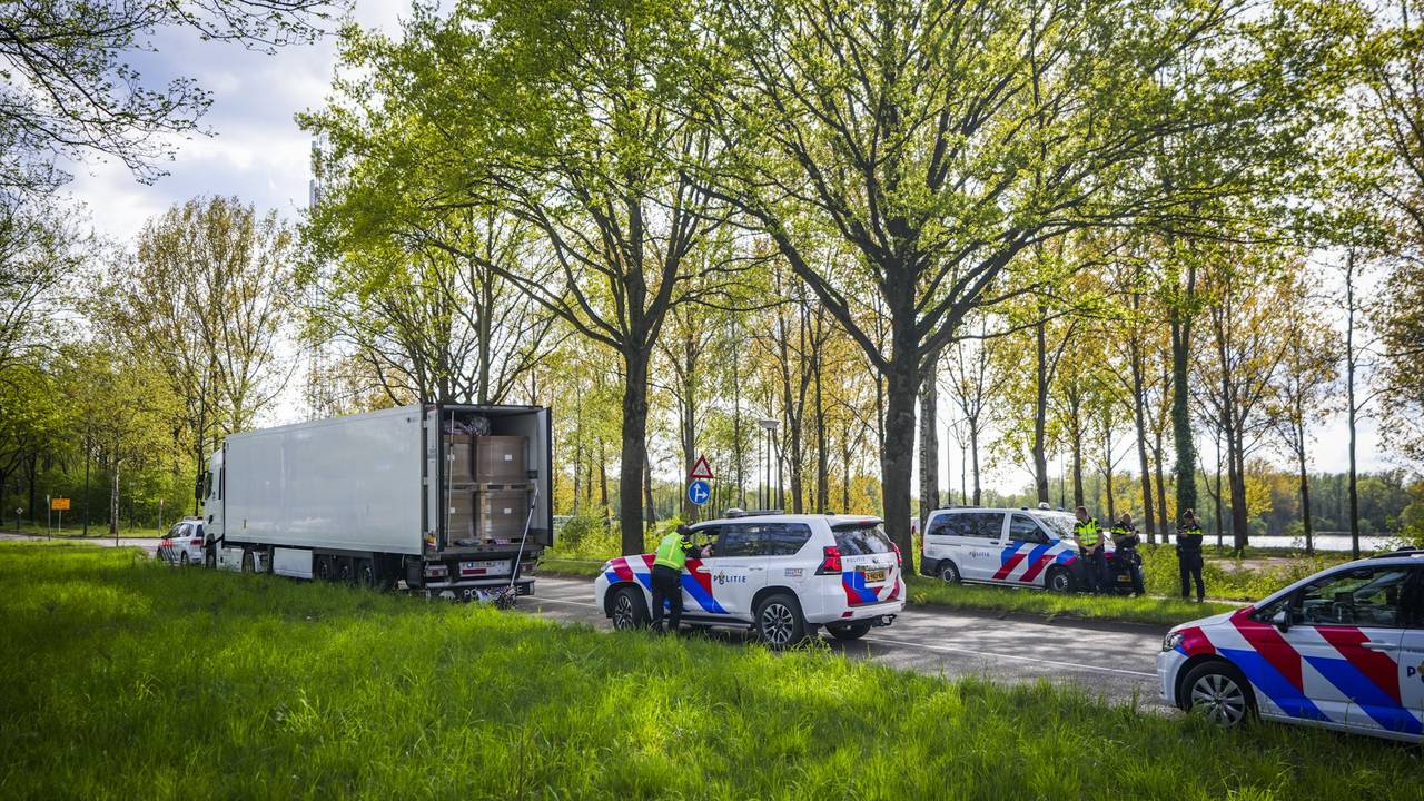 De politie vond drugs in de vrachtwagen (foto: SQ Vision).