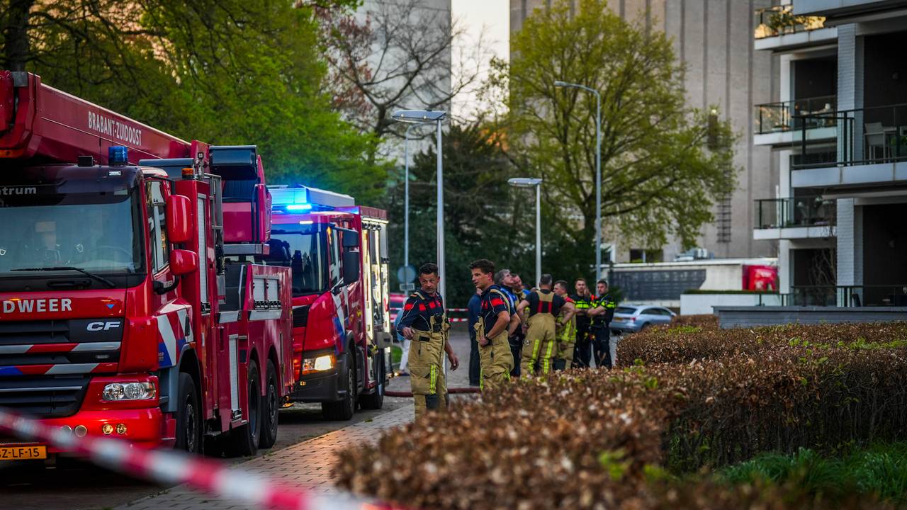 Brandweer bij het wooncomplex in Eindhoven (foto: Persbureau Heitink).