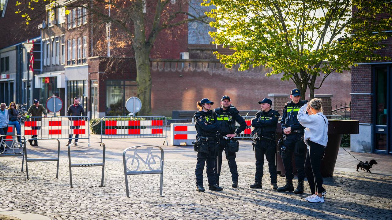 Rond het gemeentehuis waren er hekken geplaatst om mensen op afstand te houden (foto: Persbureau Heitink).