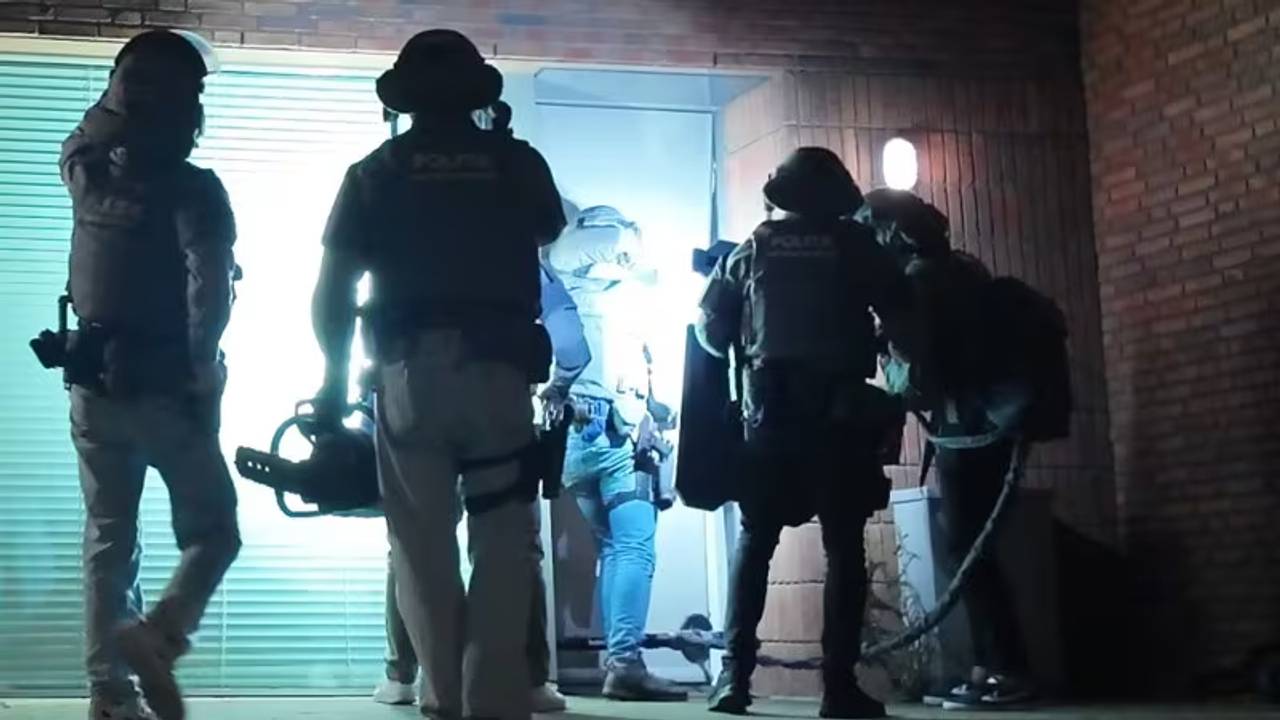 De inval bij het huis aan de Keper in Goirle (foto: politie).