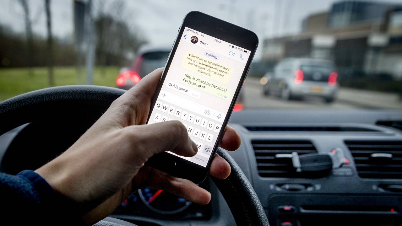 Afleiding is een belangrijke oorzaak van het aantal verkeersslachtoffers (foto: ANP).