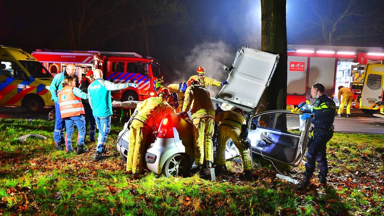 N69 dicht na ernstig ongeluk, vier mensen in gecrashte auto.