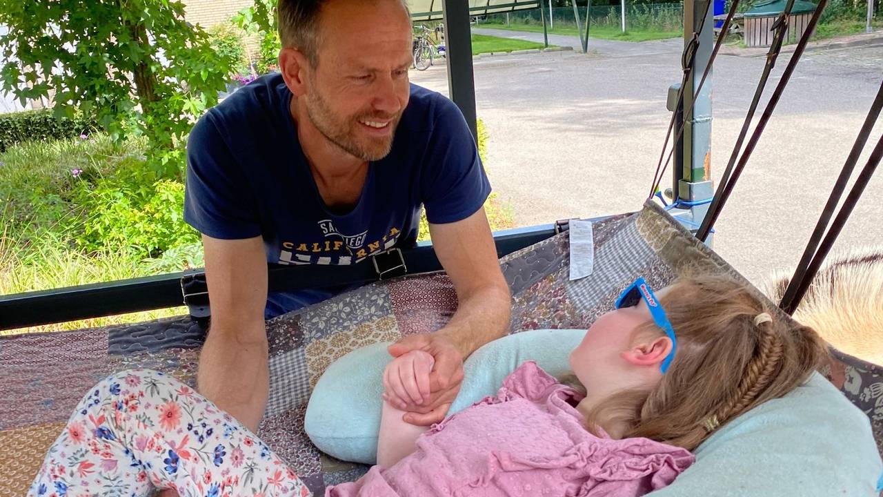 Rob Berkers met dochter Elsa bij het huifbedrijden (Foto: via Rob Berkers)