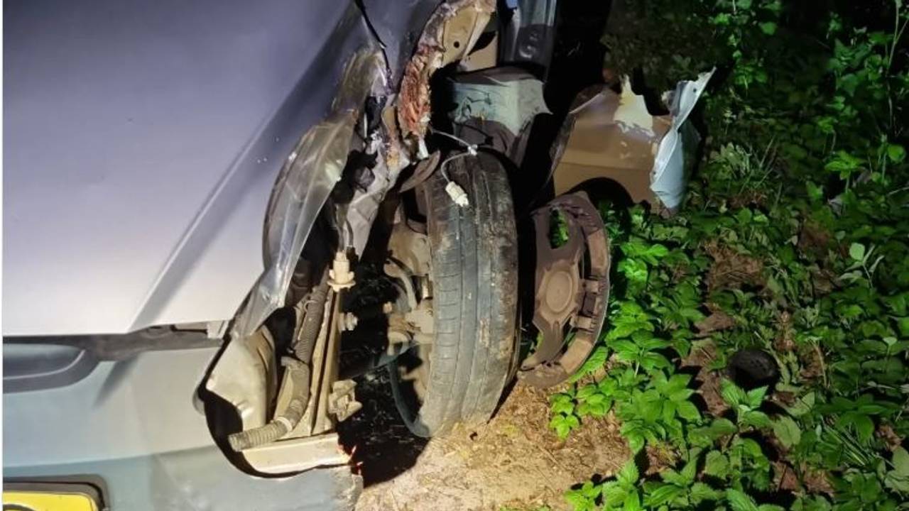 auto achtergelaten na ongeluk • bromfietser ernstig gewond.