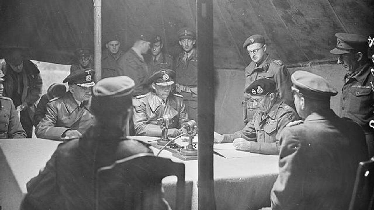 Montgomery (met zwarte baret) met hoge Duitse officieren op 4 mei 1945 (foto: archief)