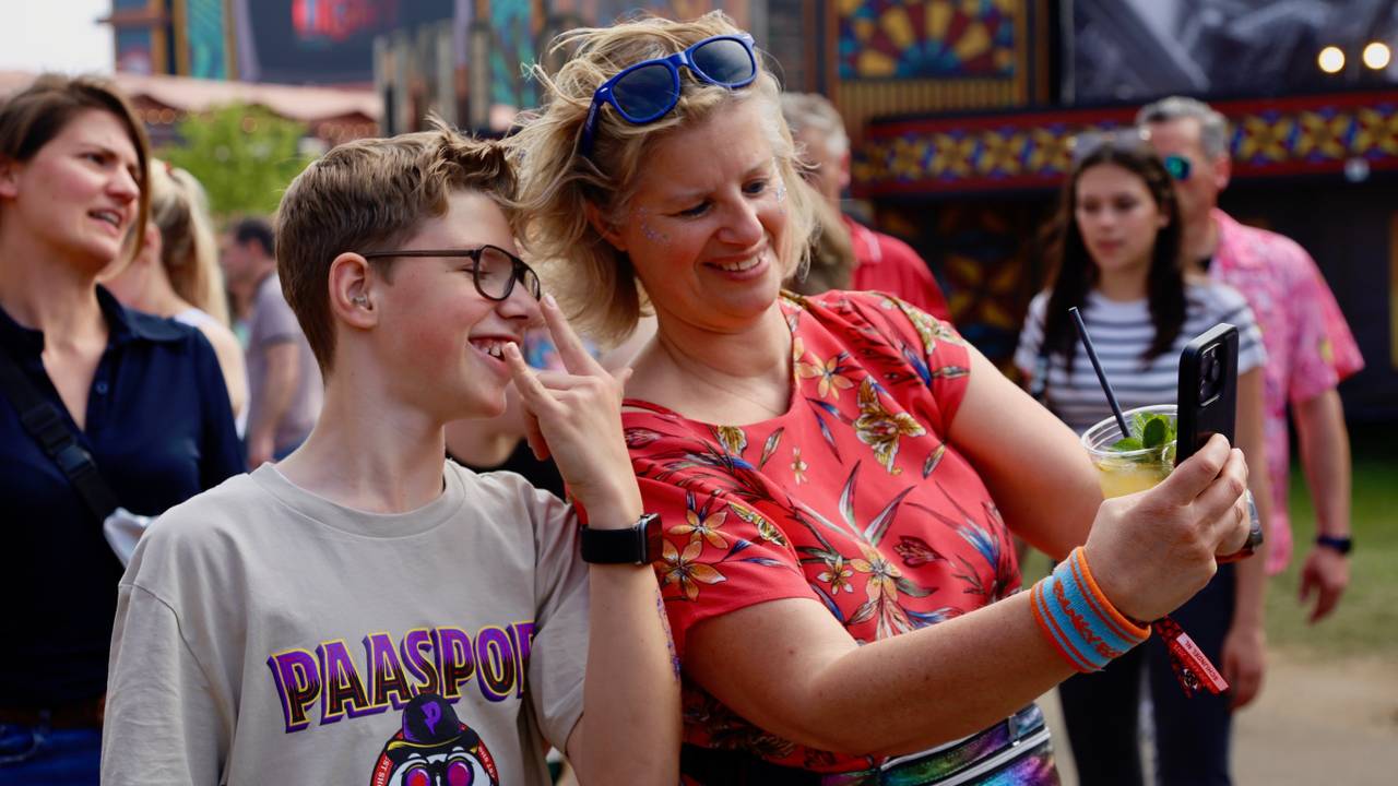 Chris is voor het eerst een weekend mee naar Paaspop met zijn moeder (foto: Lobke Kapteijns).