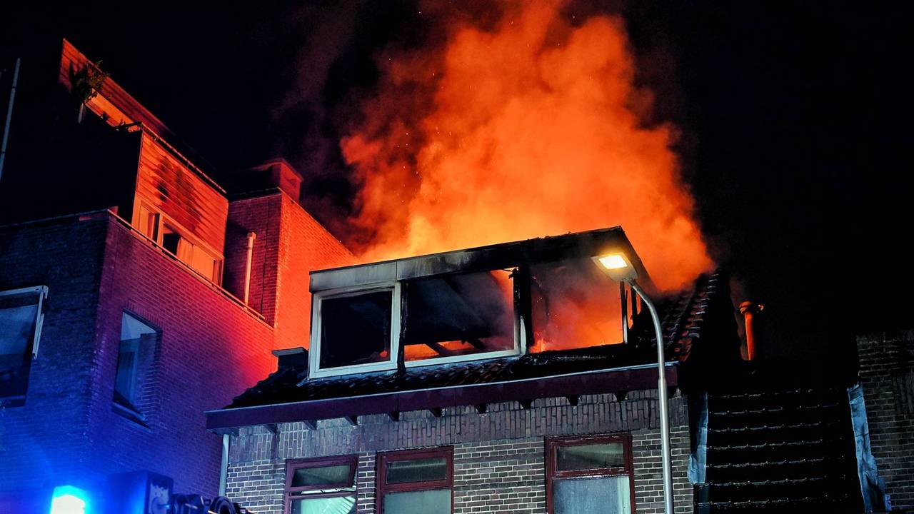 Een uitslaande brand in Veldhoven ( Persbureau Heitink Toby de Kort)