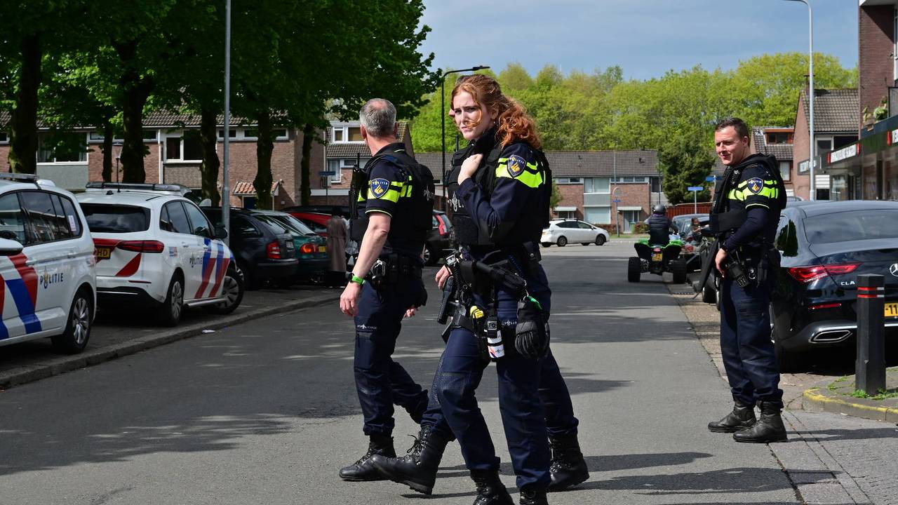 Agenten droegen uit voorzorg kogelvrije vesten (foto: Persbureau Heitink Perry Roovers)