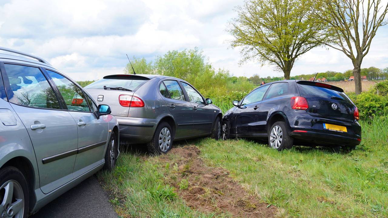 Drie auto's botsten tegen elkaar (foto: Bart Meesters / Persbureau Heitink).