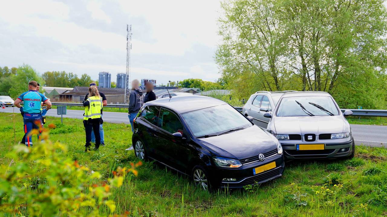Het ongeluk zorgde voor blikschade en een file van vertrekkende festivalgangers (foto: Perbureau Heitink/Bart Meesters).