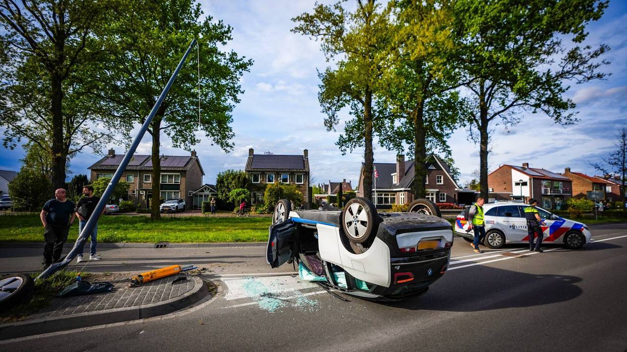 De wagen raakte na het ongeluk een wiel kwijt (foto: Persbureau Heitink).