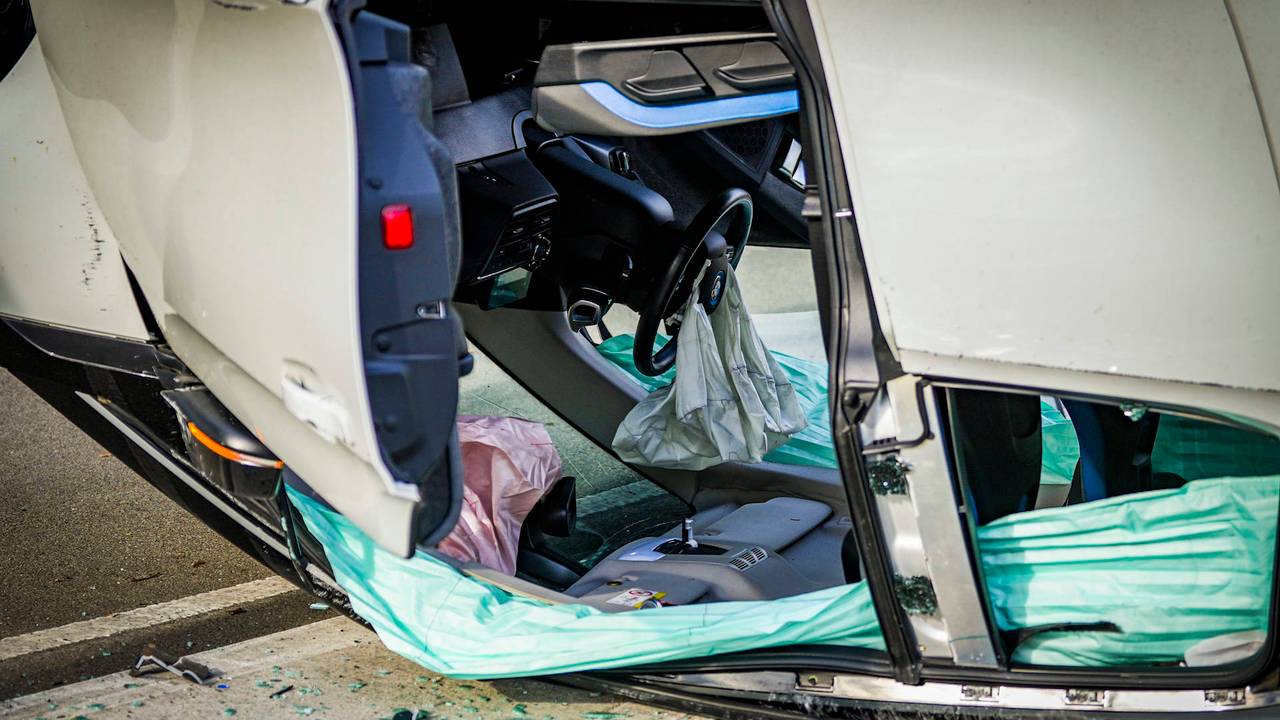 De wagen na het ongeluk (foto: Persbureau Heitink).