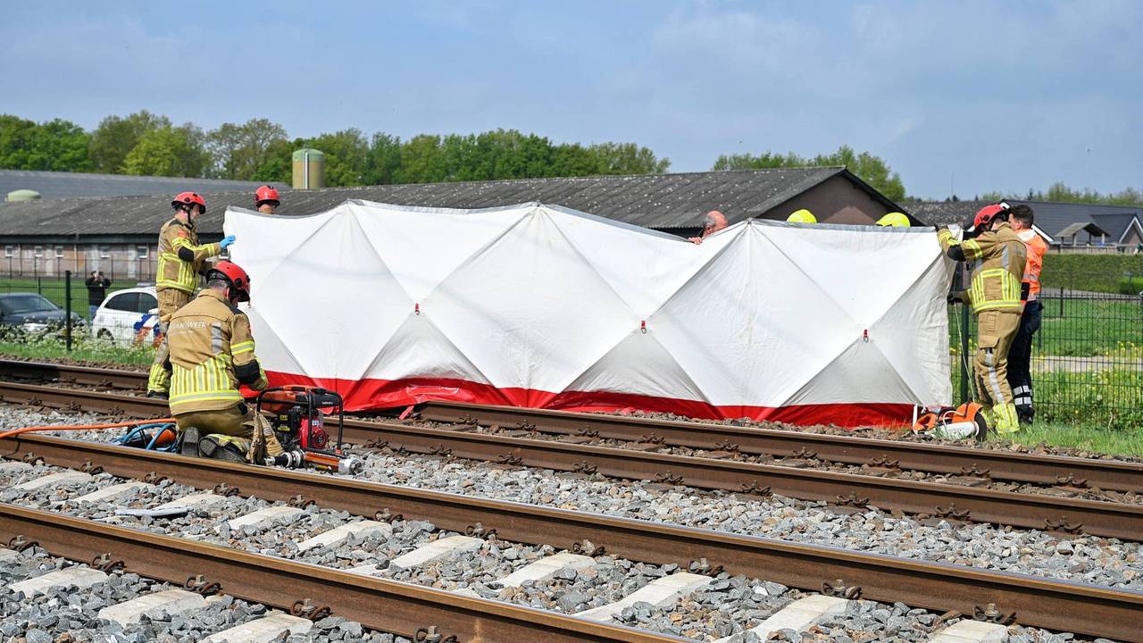 Zwaargewonde bij ongeval op het spoor in Berkel-Enschot: auto belandt onder goederentrein.