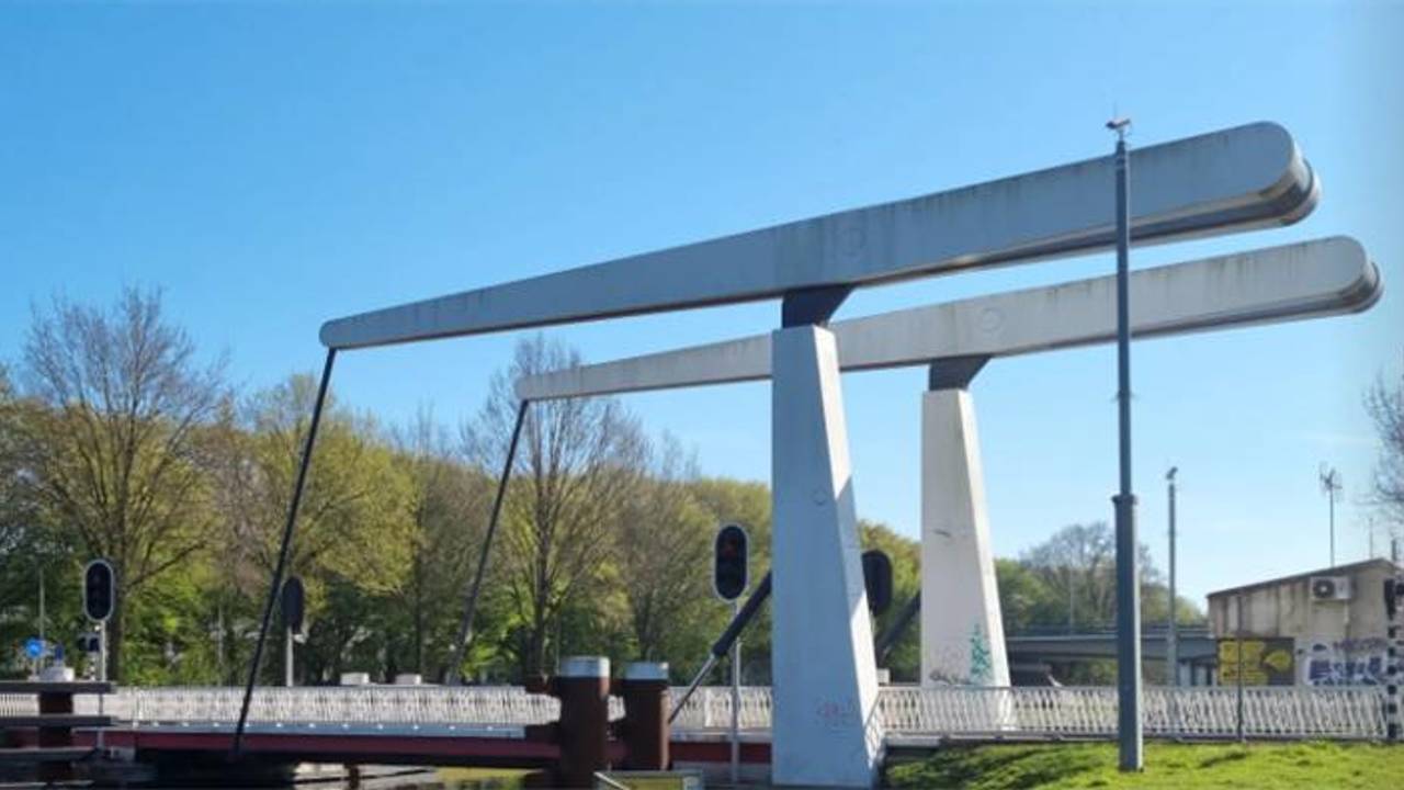 De bewuste brug in Tilburg waar geen auto's toegestaan zijn (foto: Instagram Politie Leijdal)