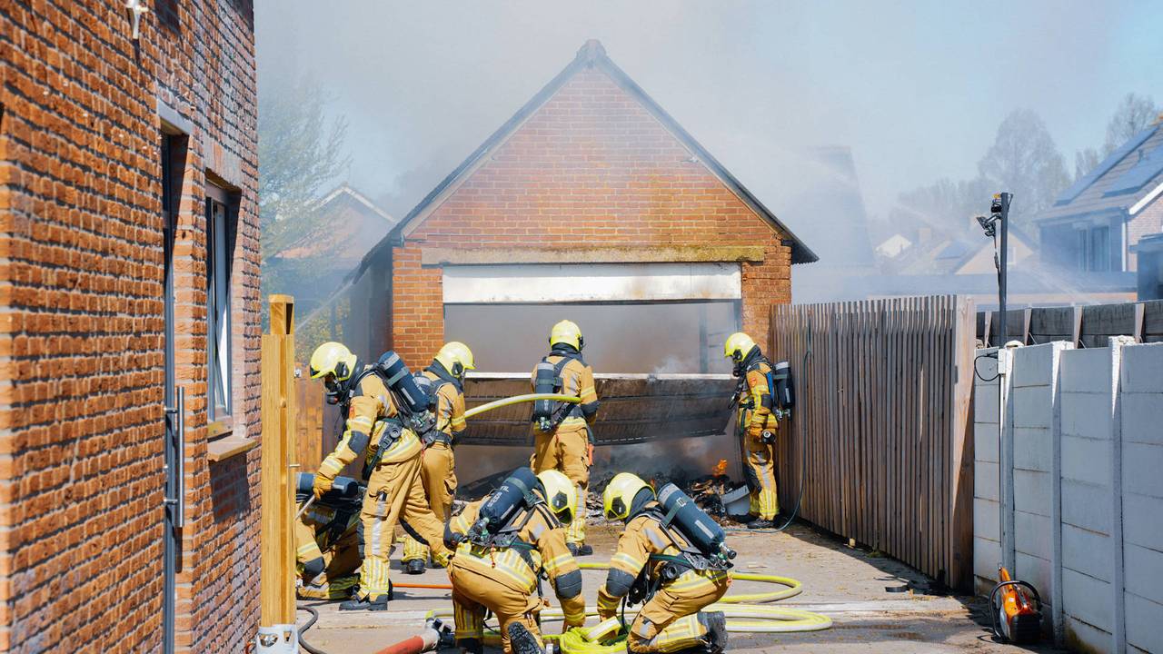 Bij de brand in de schuur is asbest vrijgekomen (foto: Erik Haverhals/ Perbureau Heitink)