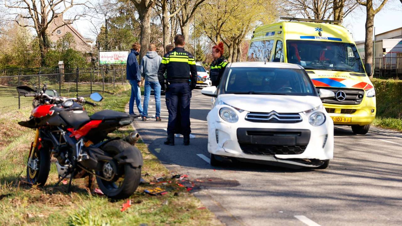 Motor en auto raakten elkaar in een flauwe bocht (foto:Addy Smits/Persbureau Heitink)