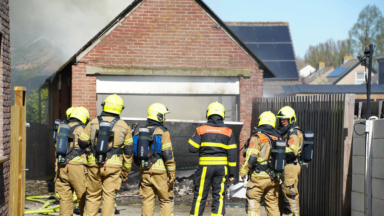 Bij een brand in een garage is asbest vrijgekomen (foto: Erik Haverhals/ Perbureau Heitink)