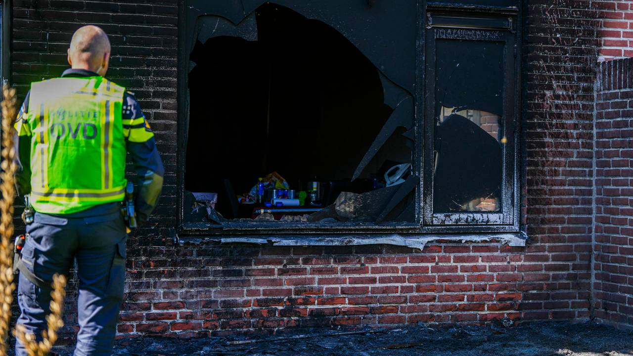 De ruit sneuvelde, maar binnen brak geen brand uit (foto; Persbureau Heitink)