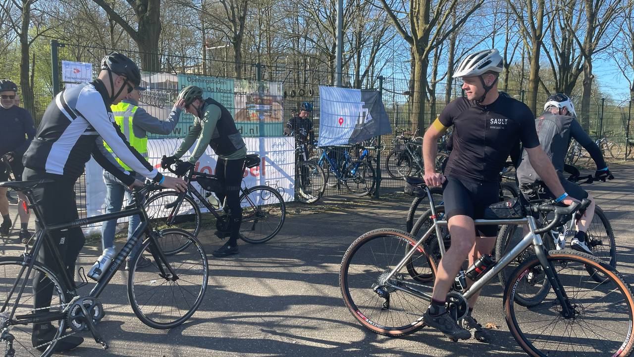 Wielrenners klaar voor de start (foto: René van Hoof)