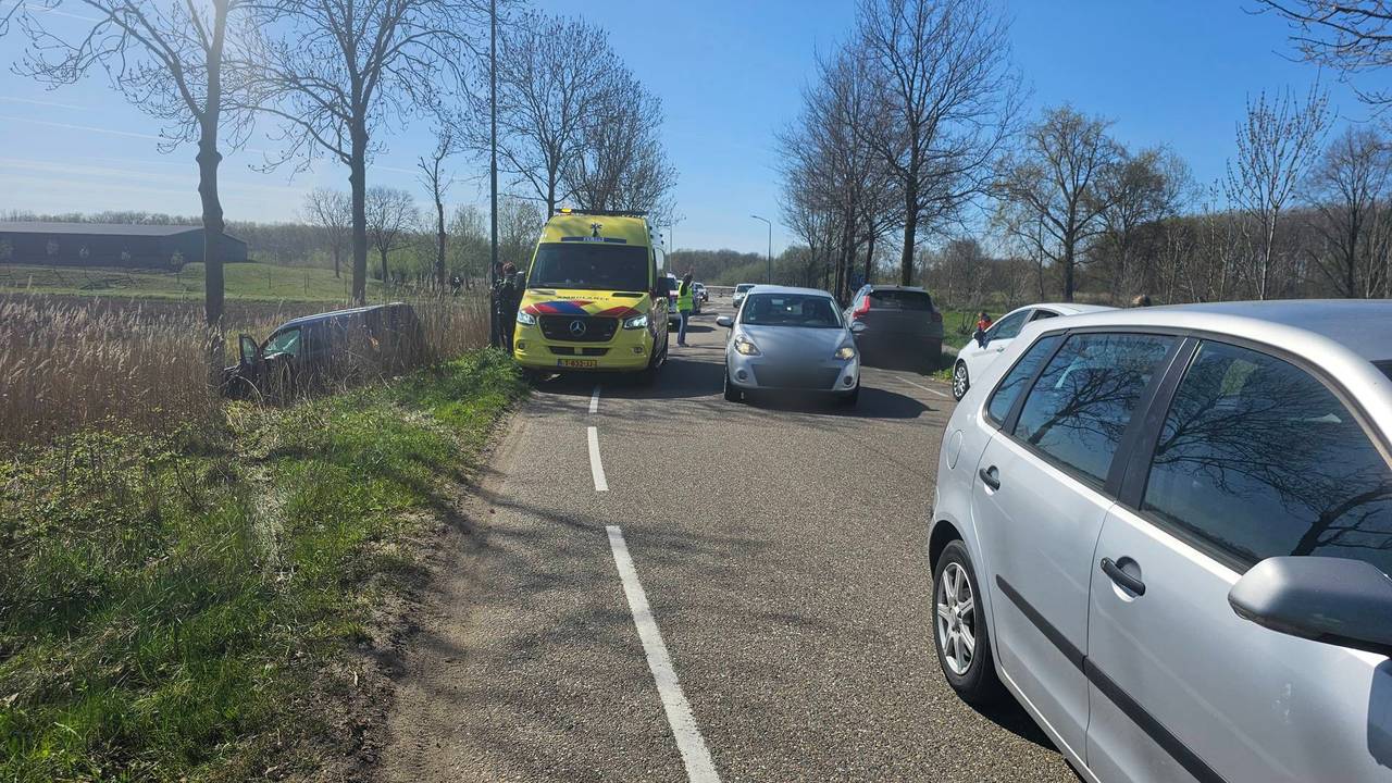 De bestuurder reed rechtdoor in de flauwe bocht (foto: Persbureau Heitink)