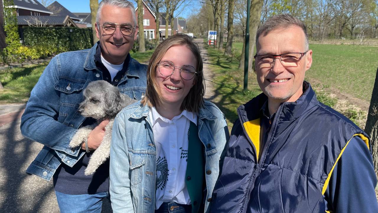 Wilco (links), Jara en Wim Bekkers hebben de oogziekte DCMD (Foto: Alice van der Plas)