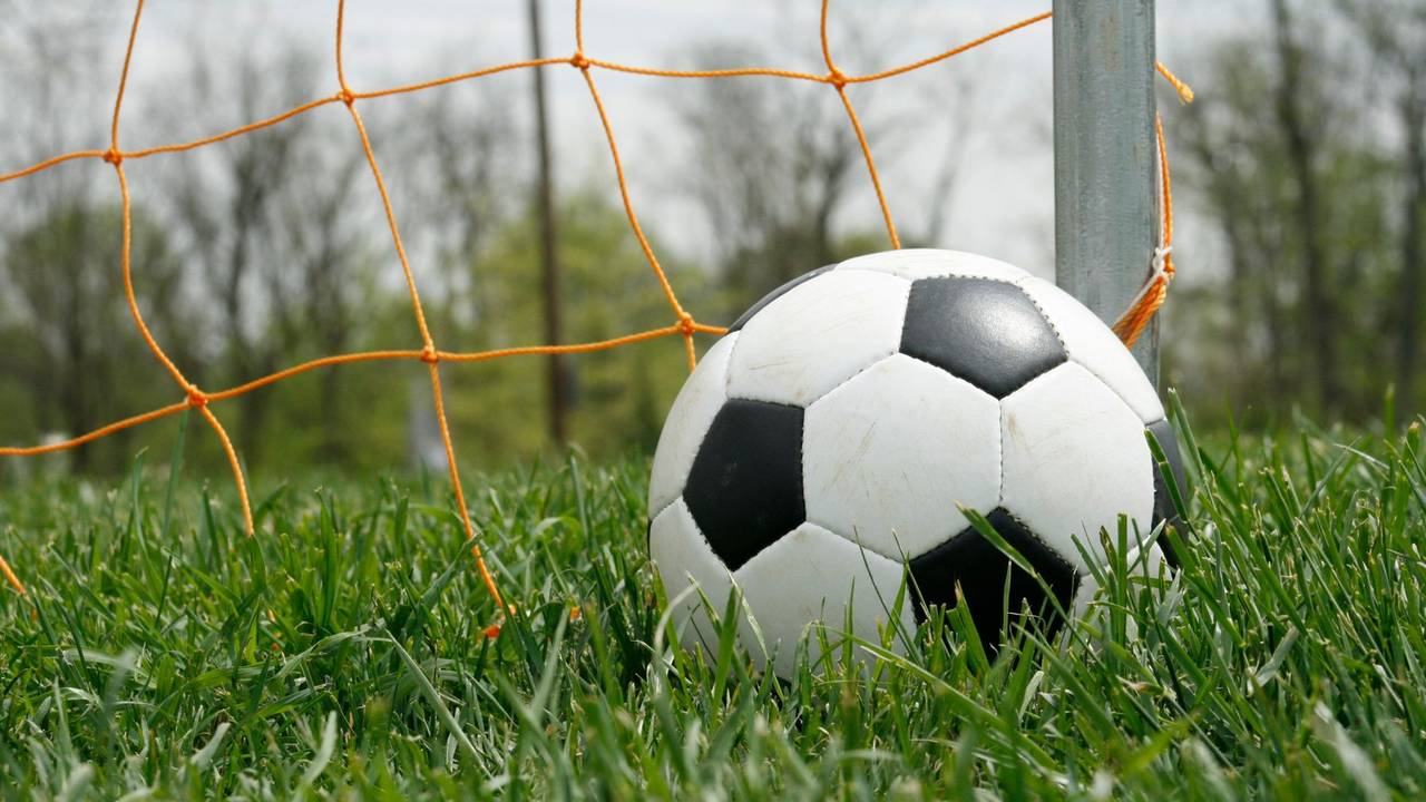 Spelers van BES/De Valk verlieten zaterdag het veld (archieffoto).