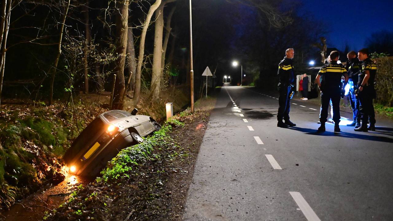 De man is meegenomen naar het politiebureau voor een extra blaastest (foto: Perry Roovers / Persbureau Heitink).