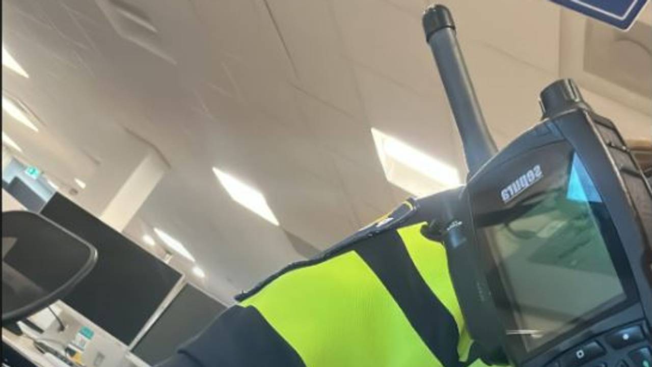Vrouw in gezicht geslagen na botsing en ruzie over invullen schadeformulier.