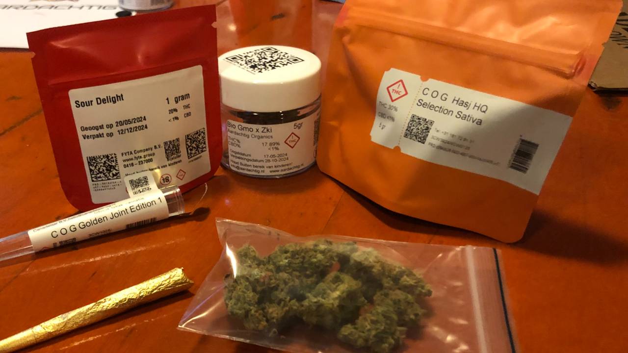 De nieuwste verpakkingen met een 'klassiek' zakje wiet (foto: Willem-Jan Joachems).