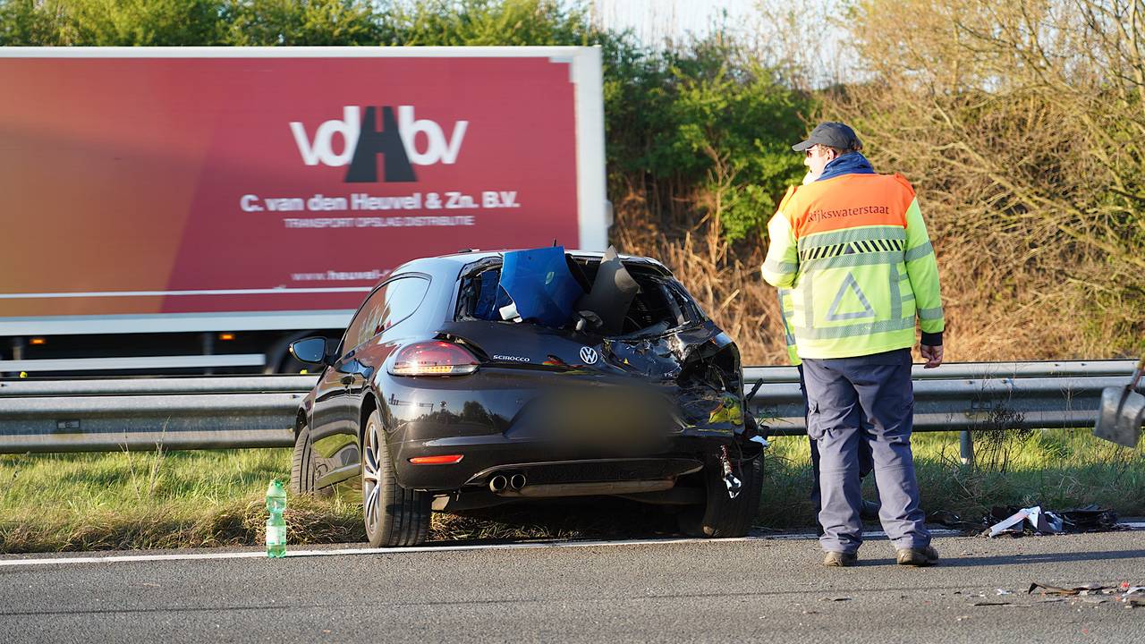 Groot ongeluk op de A58: autos en busje botsen.