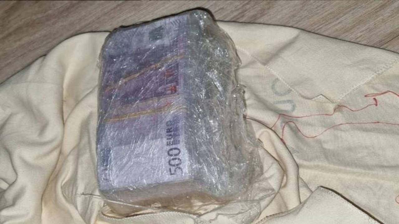 Een deel van het geld dat werd aangetroffen tijdens eerdere invallen (foto: politie.nl).
