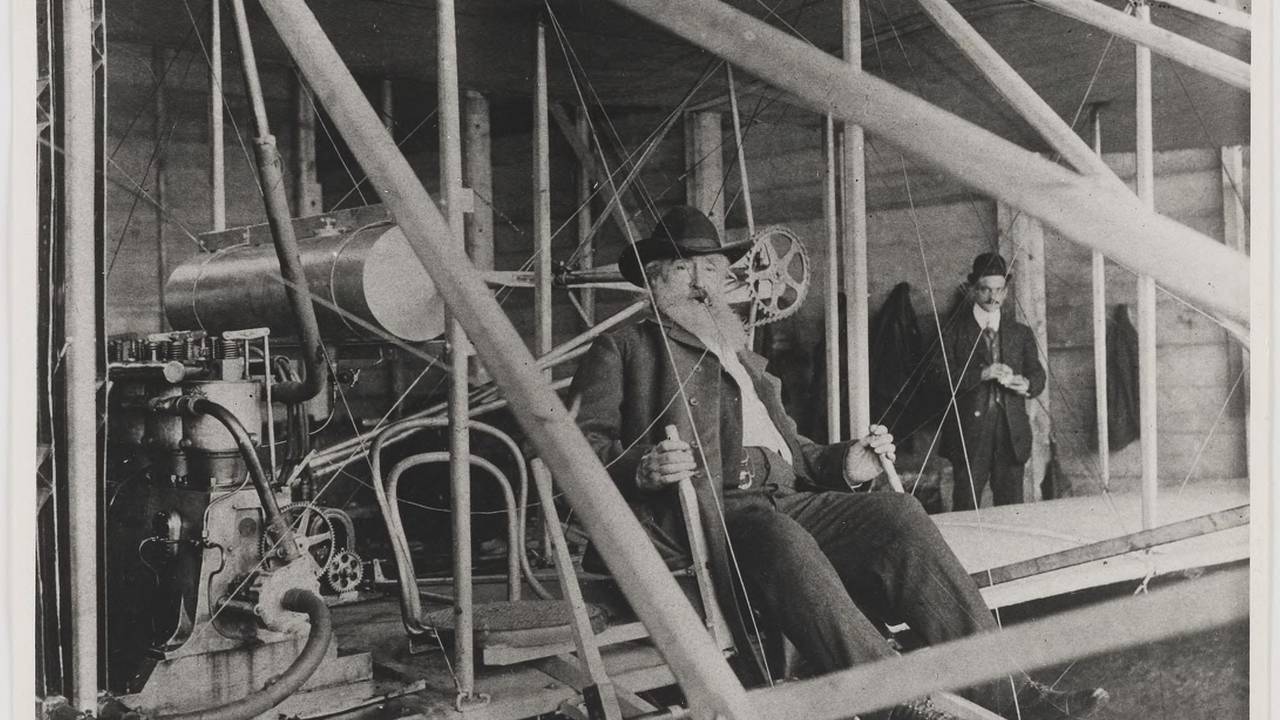 Sybrand Heerma van Voss in het toestel waarmee in 1909 in Etten-Leur de eerste gemotoriseerde vlucht in Nederland is gemaakt (foto: Collectie West-Brabants Archief).