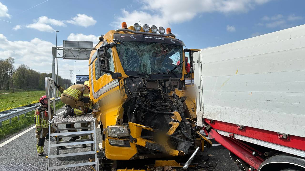Chauffeur bekneld bij botsing tussen vrachtwagens op de A59.