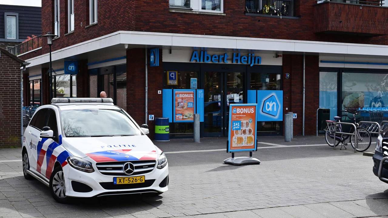 Bij de Albert Heijn in Bavel werden donderdagmiddag drugs gevonden (foto: Perry Roovers / Persbureau Heitink).