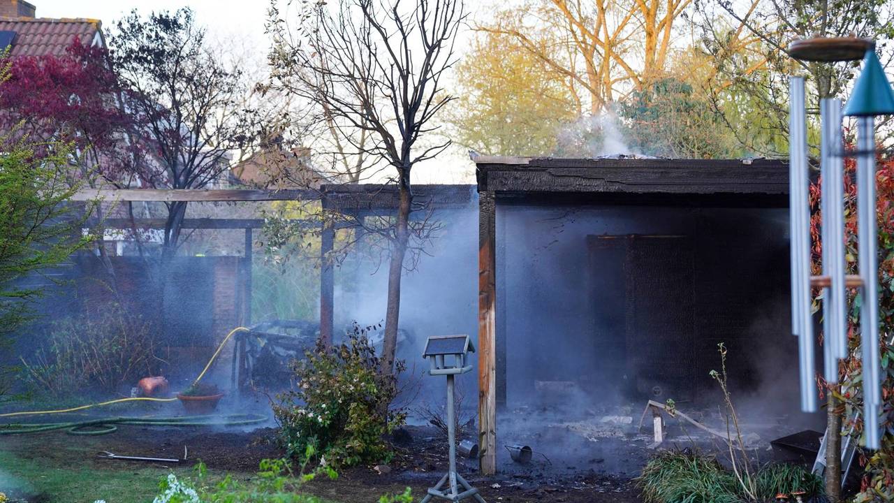 De tuin raakte beschadigd door de brand (foto: Bart Meesters / Persbureau Heitink).