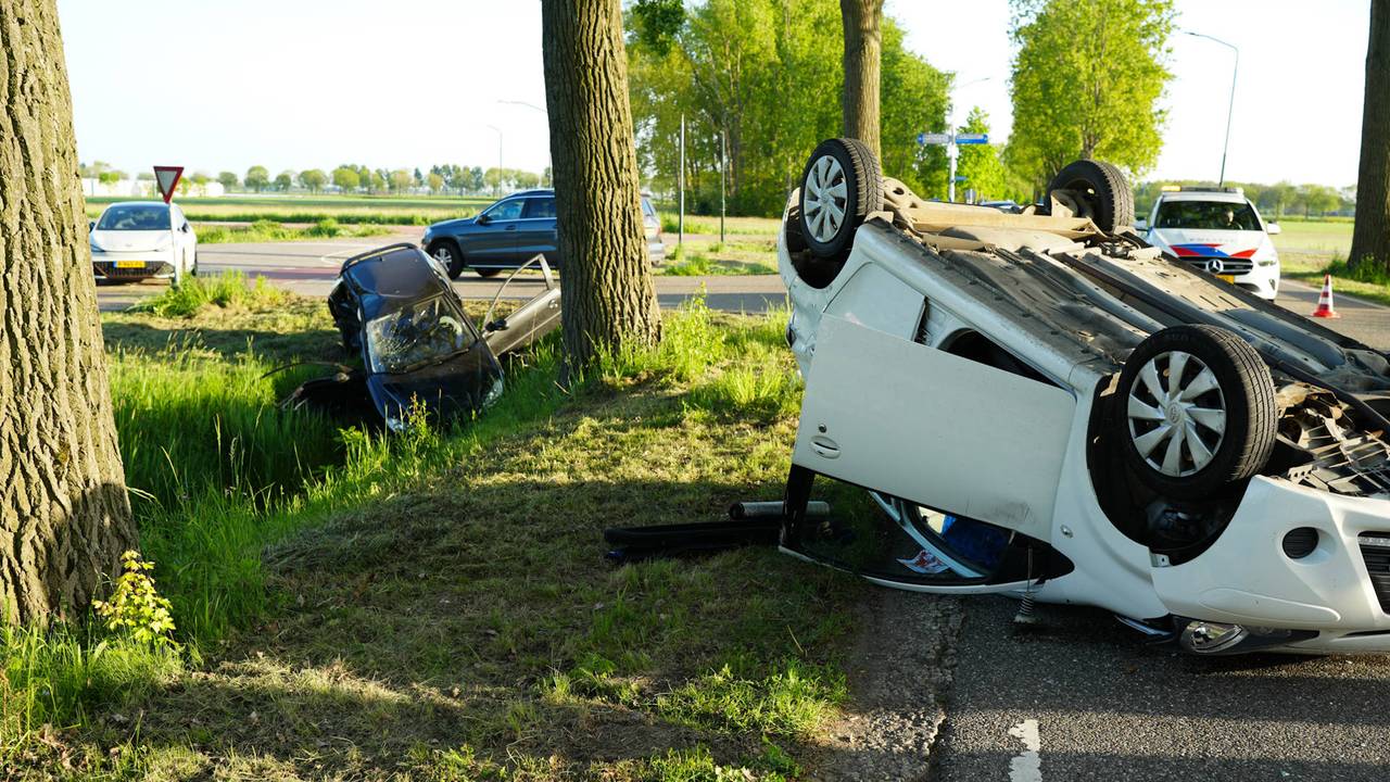 Ravage na ongeluk, autos ondersteboven en in sloot.