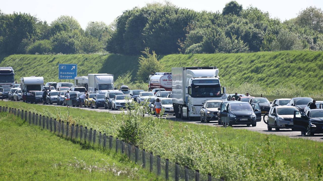 Meerdere gewonden na botsing op A77, weg is dicht.